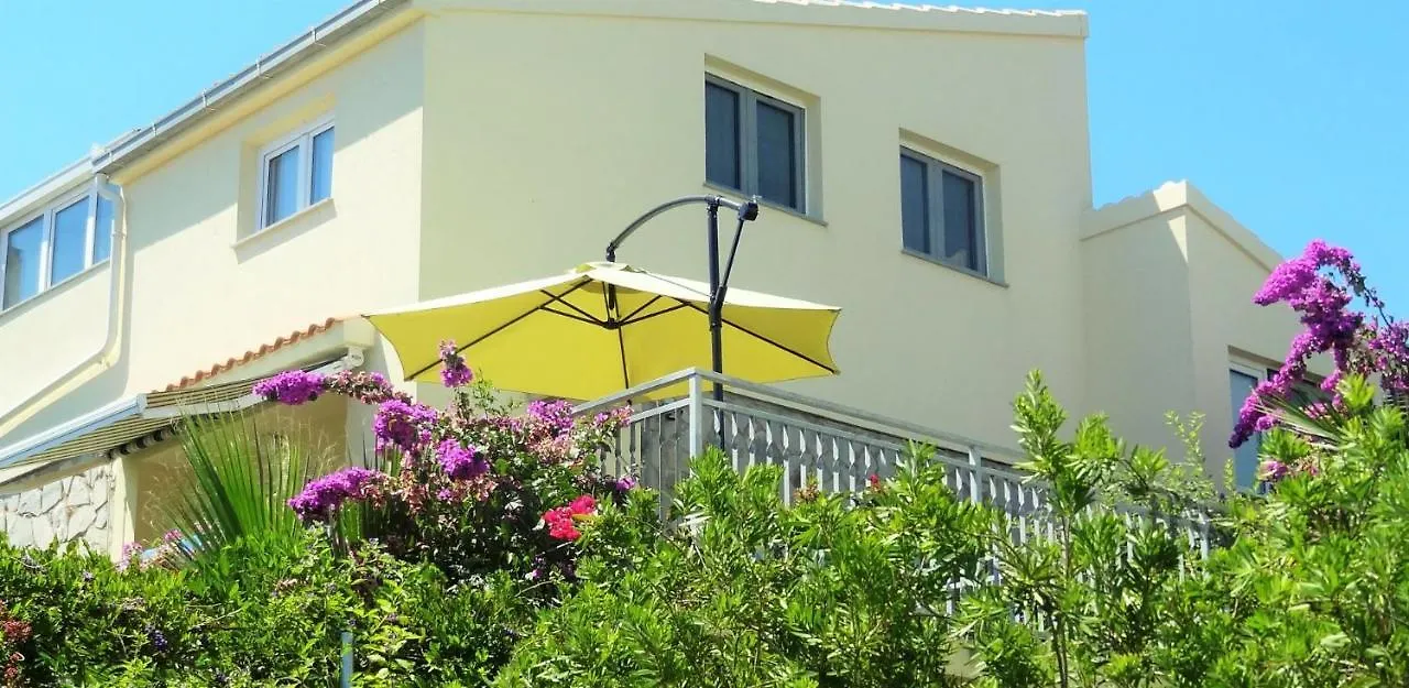 Apartments Branko - 60M From The Beach 트로기르