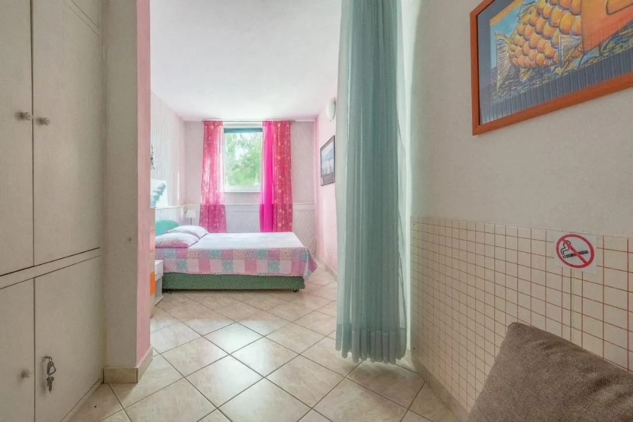 Apartments Branko - 60M From The Beach 트로기르