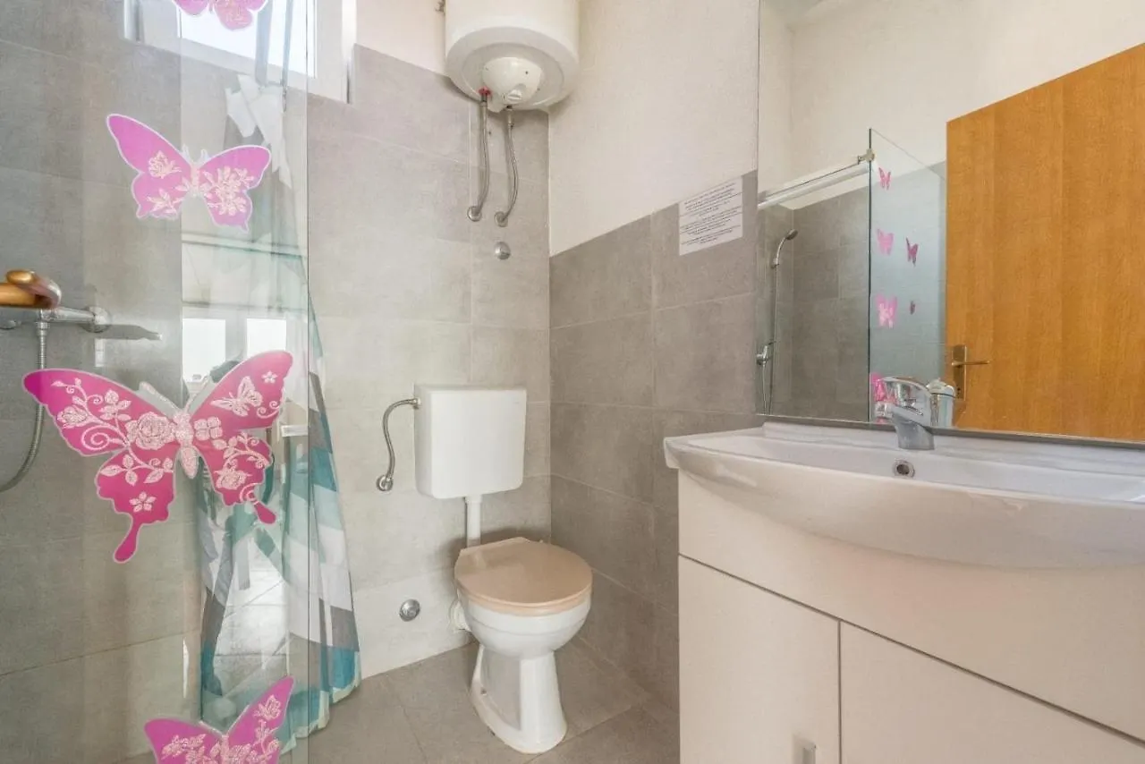 Apartments Branko - 60M From The Beach 트로기르