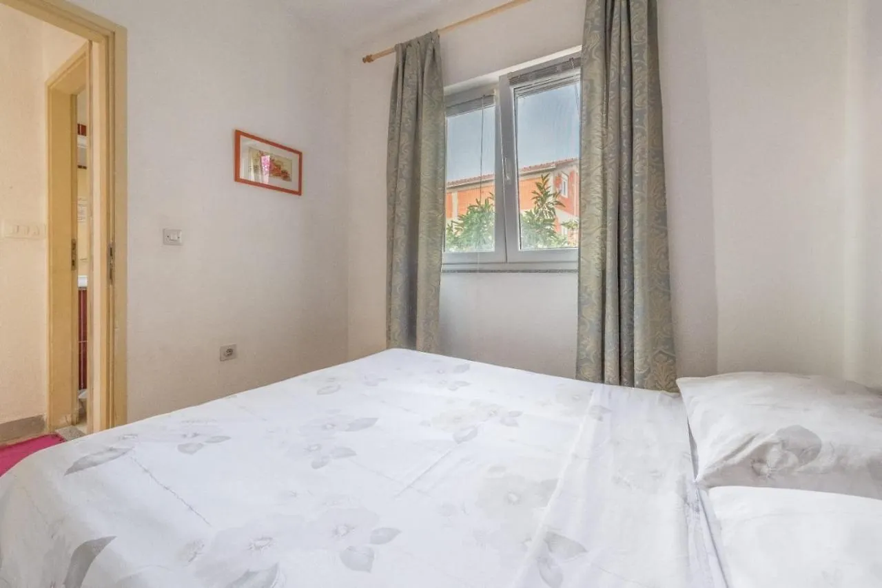 Apartments Branko - 60M From The Beach 트로기르