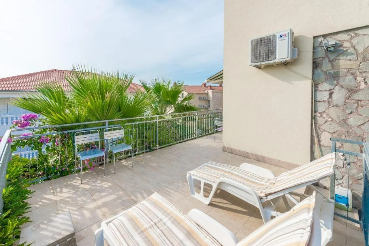 Apartments Branko - 60M From The Beach 트로기르