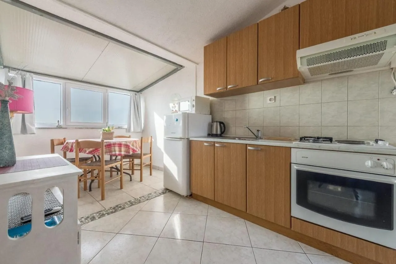 Apartments Branko - 60M From The Beach 트로기르