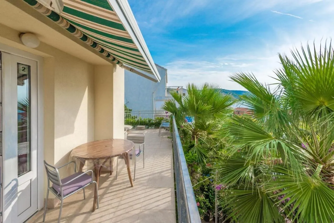 Apartments Branko - 60M From The Beach 트로기르