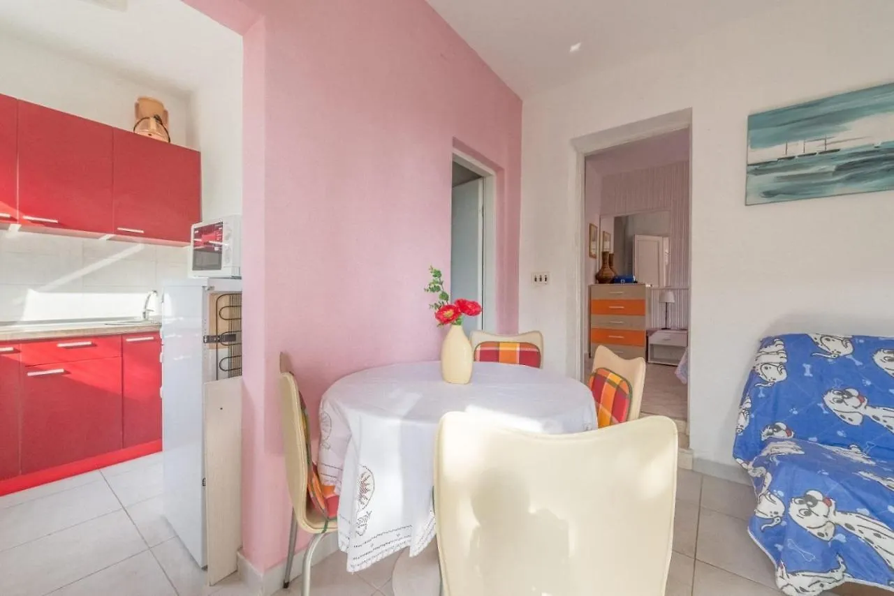 Apartments Branko - 60M From The Beach 트로기르
