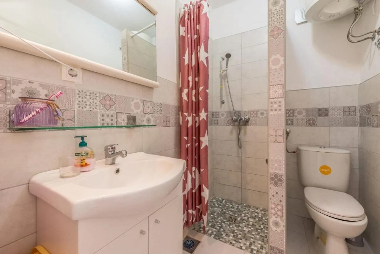 Apartments Branko - 60M From The Beach 트로기르