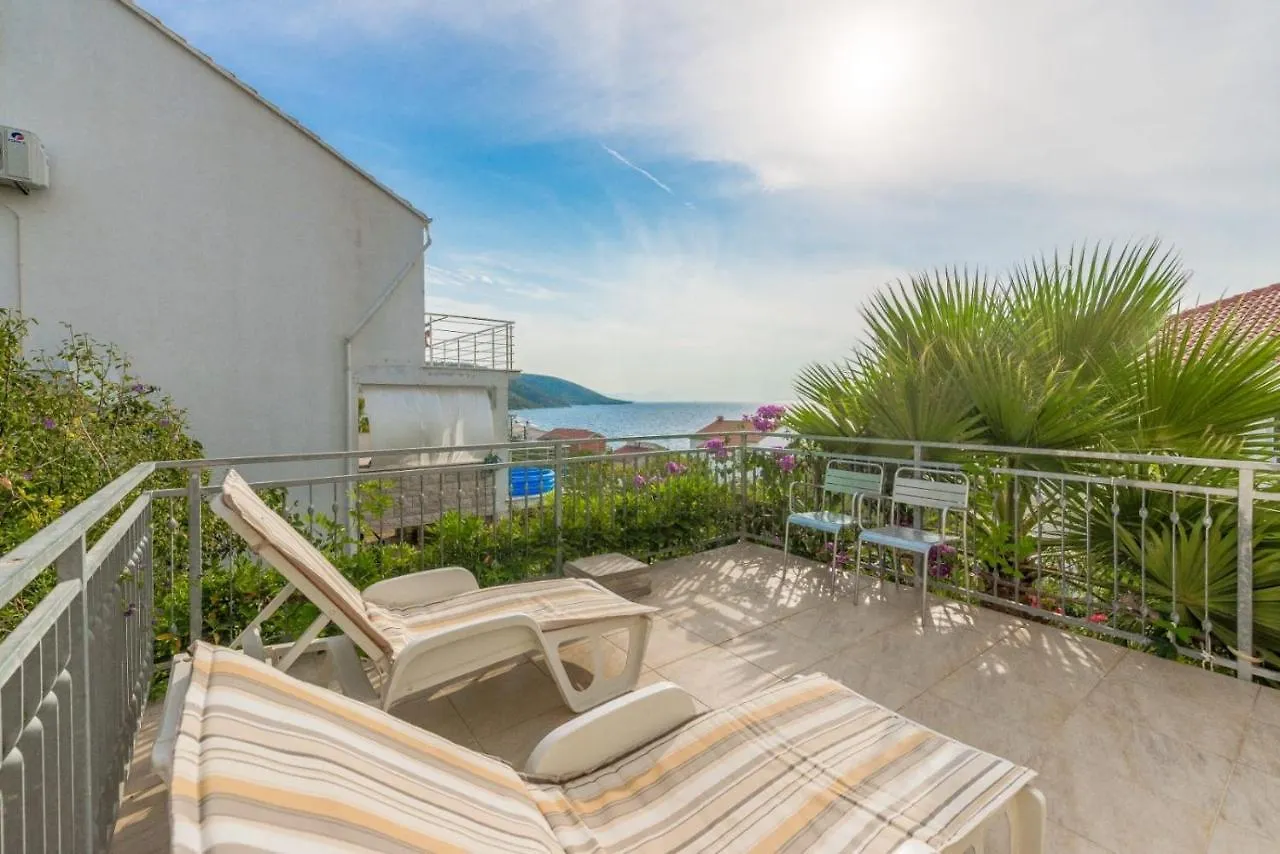 Apartments Branko - 60M From The Beach 트로기르
