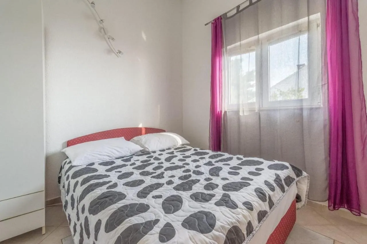 Apartments Branko - 60M From The Beach 트로기르